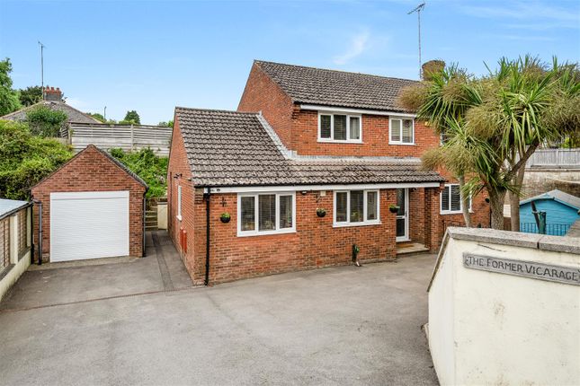 4 bed property, in Kings Head Hill, £495,000