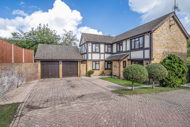 5 bed property, in Rushall Close, £825,000