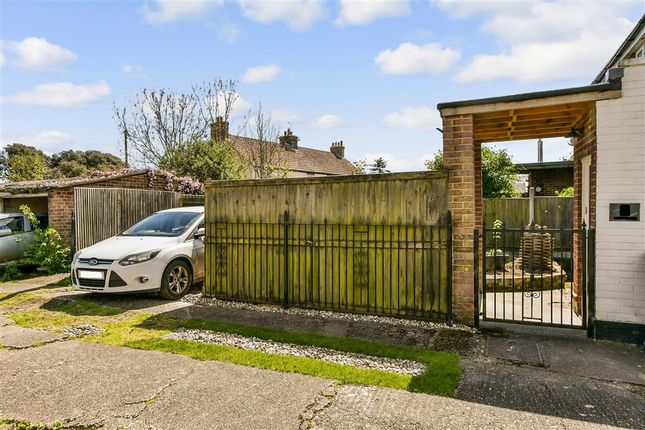 2 bed property, in Lower Street, £200,000