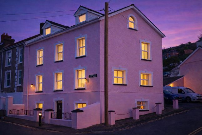 5 bed property, in North Parade, £650,000