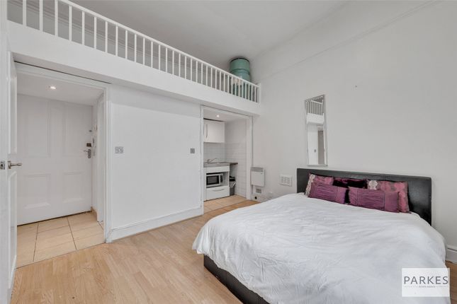 1 bed property, in Earls Court Road, £220,000