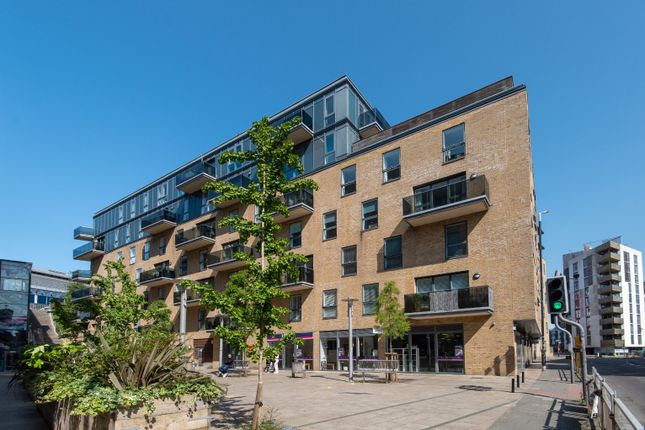 2 bed property, in Temple House, £400,000