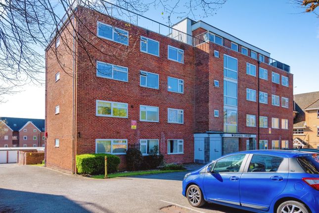 2 bed property, in Winn Road, £220,000