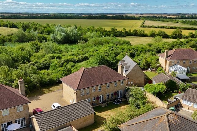 6 bed property, in Brookfield Way, £940,000