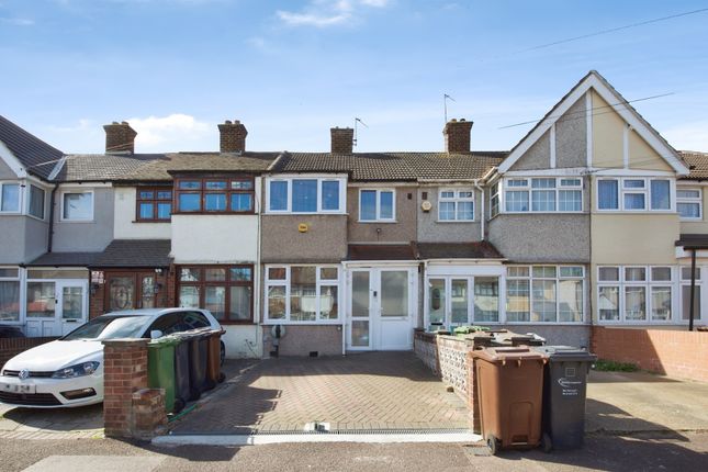 3 bed property, in Oval Road North, £415,000