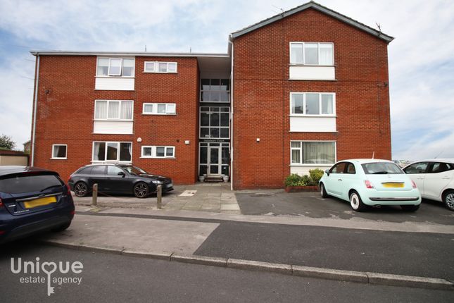2 bed property, in Salisbury Court, £120,000