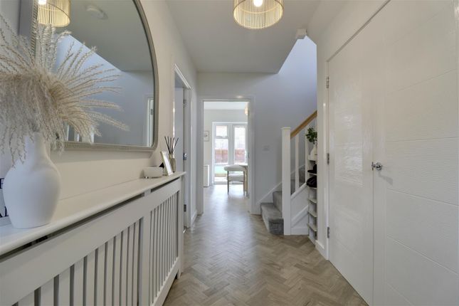 4 bed property, in Whitbourne Way, £500,000