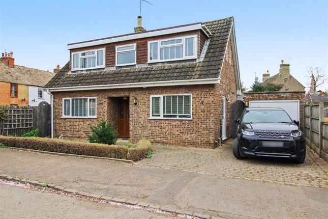 2 bed property, in NN14, £299,000
