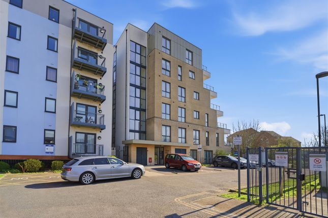 1 bed property, in Salisbury Road, £290,000