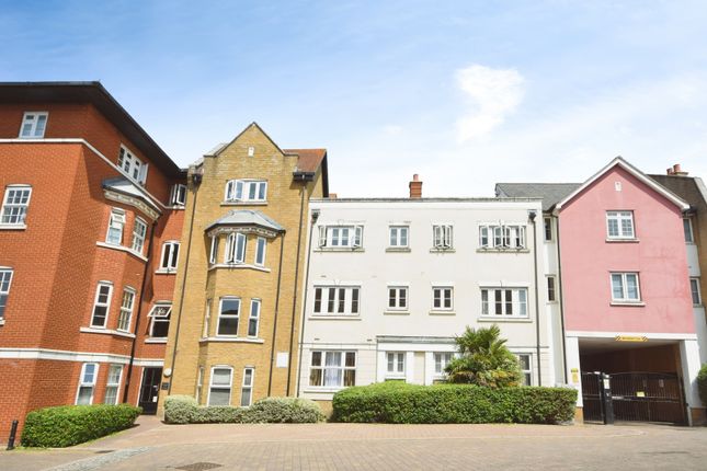 2 bed property, in Roche Close, £190,000