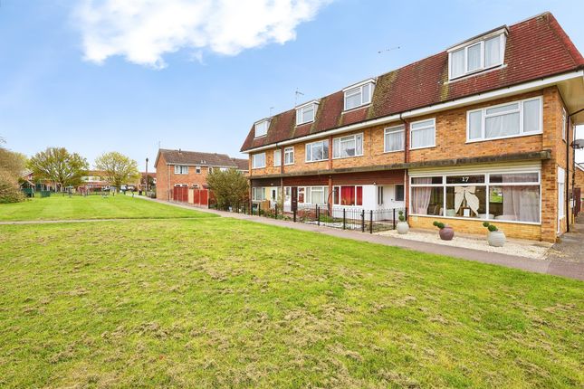 2 bed property, in Spinney Lane, £160,000