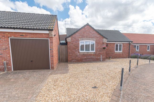2 bed property, in Salmons Way, £280,000