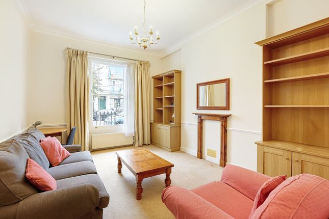 1 bed property, in Sutherland Street, £500,000