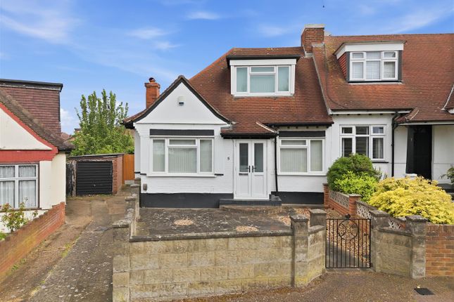 2 bed property, in Cherrydown Close, £585,000