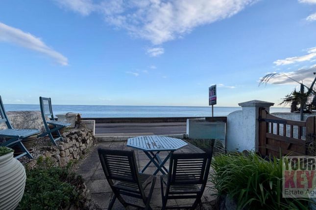 2 bed property, in Wellington Terrace, £300,000