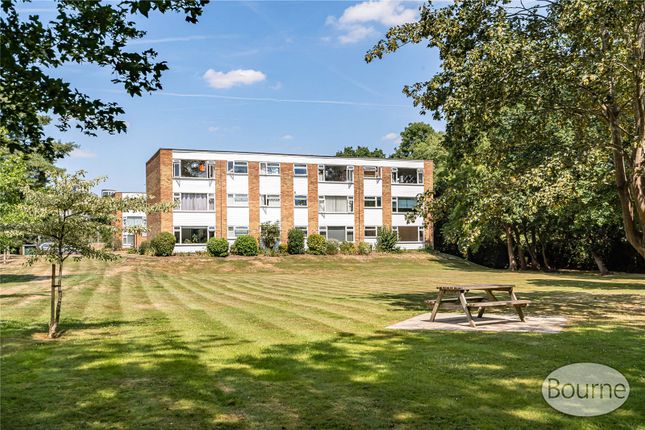 2 bed property, in Davos Close, £250,000