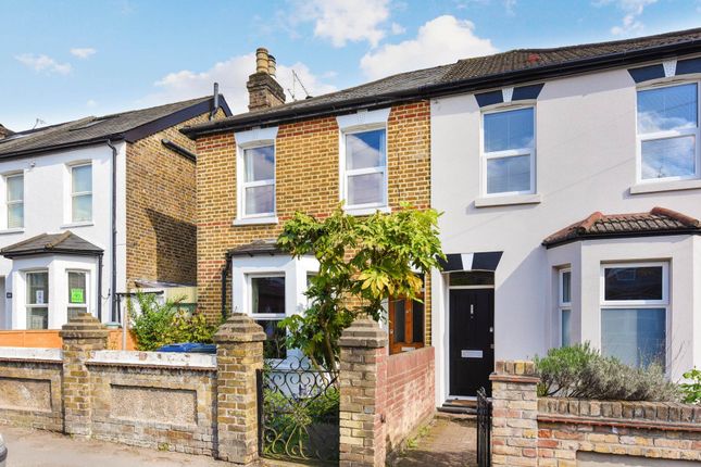 2 bed property, in Green Lane, £725,000