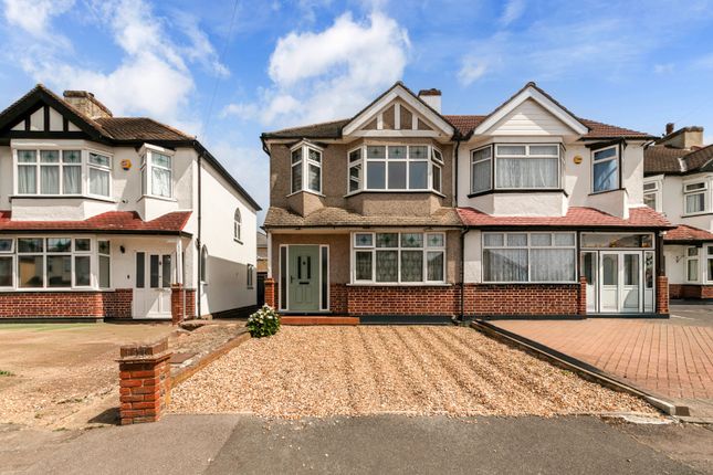 3 bed property, in Stonecot Close, £550,000