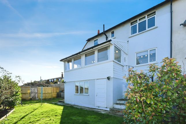 4 bed property, in Hillcrest Road, £450,000