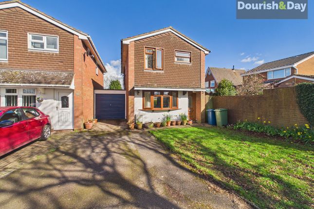 3 bed property, in Barnfield Way, £235,000