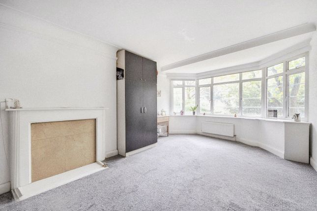 2 bed property, in Belsize Avenue, £600,000