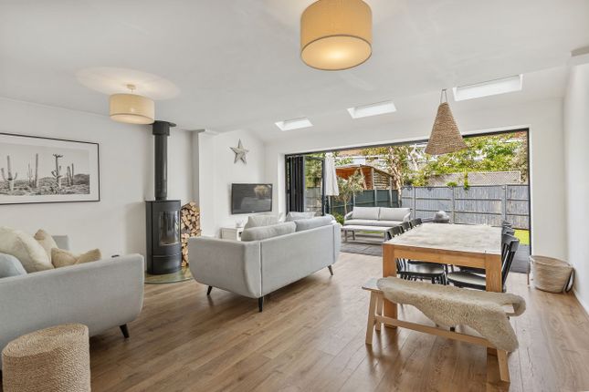 4 bed property, in Pleasant Place, £675,000