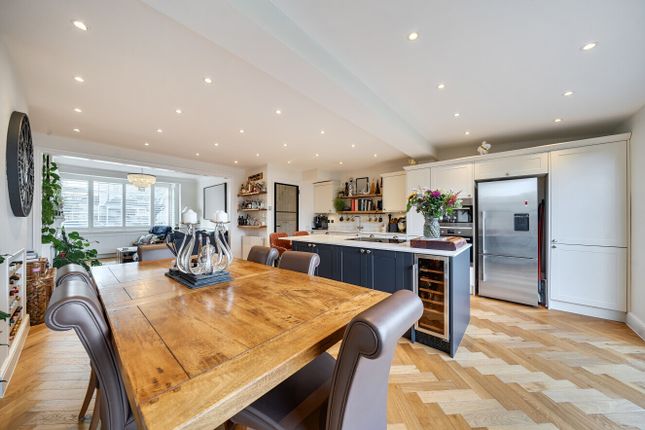 3 bed property, in Rowan Crescent, £650,000
