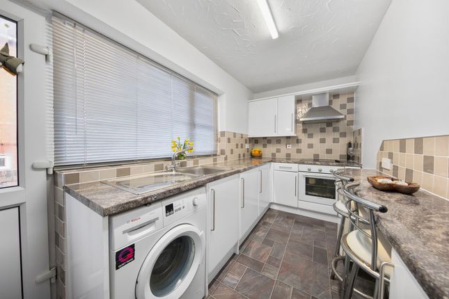 2 bed property, in New Queen Street, £160,000