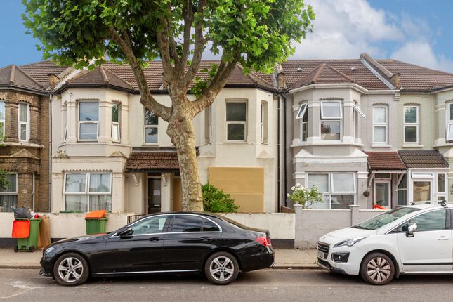 2 bed property, in Central Park Road, £260,000