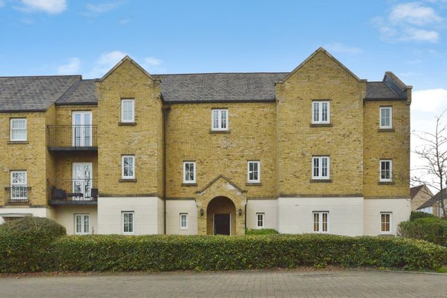 2 bed property, in Tenby Grove, £195,000