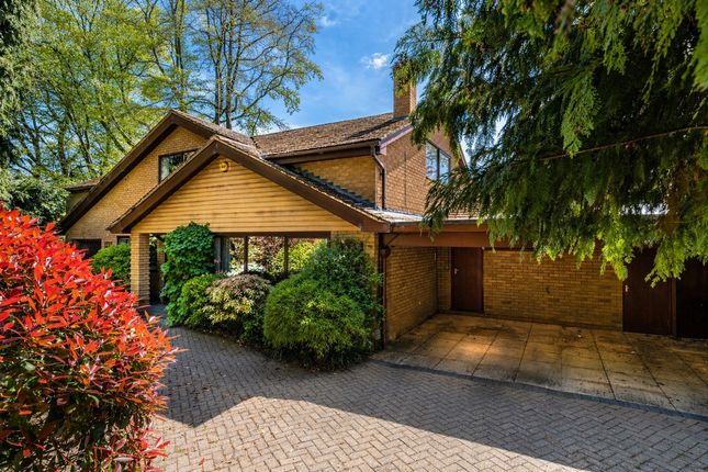 5 bed property, in Hawkesworth Drive, £900,000