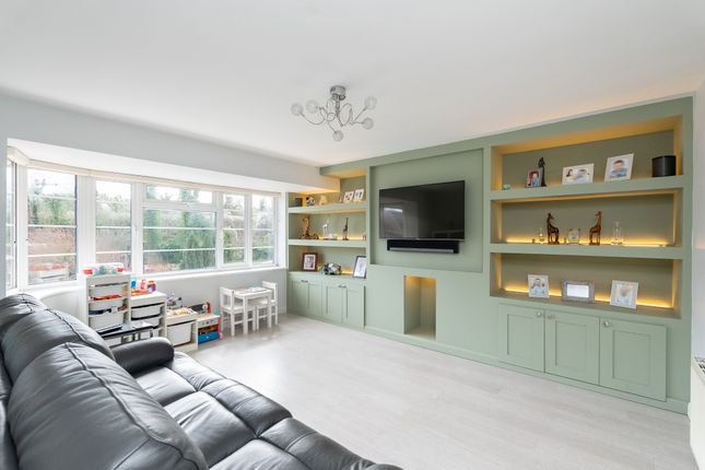2 bed property, in Swan Mill Gardens, £365,000