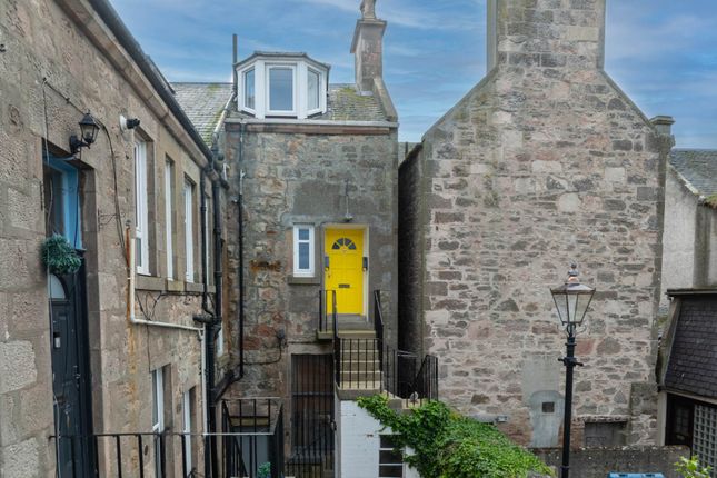 1 bed property, in High Street, £100,000