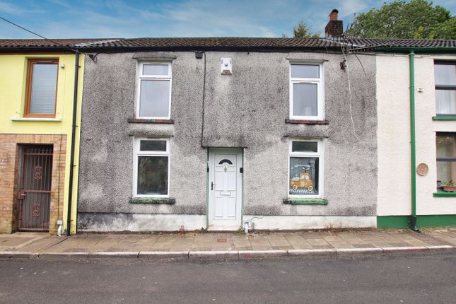2 bed property, in Long Row, £95,000
