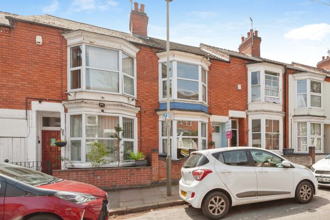 2 bed property, in Cambridge Street, £170,000