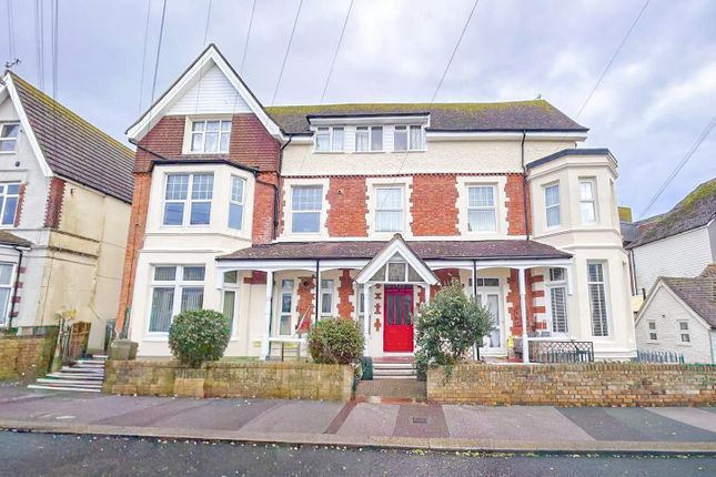 2 bed property, in Eversley Road, £180,000