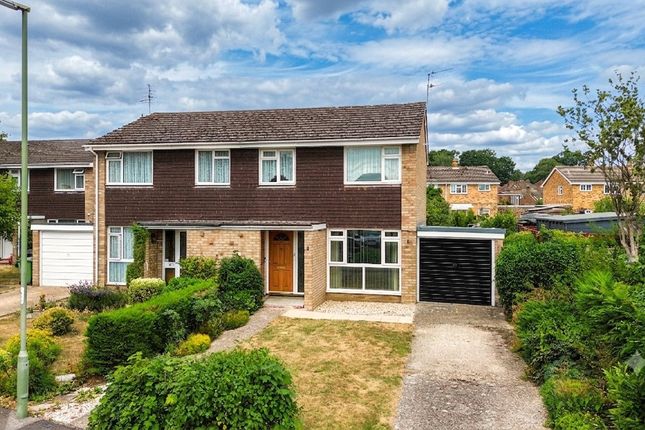 3 bed property, in Blenheim Court, £425,000