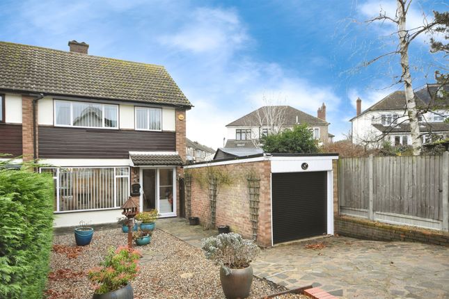 3 bed property, in Hares Chase, £550,000