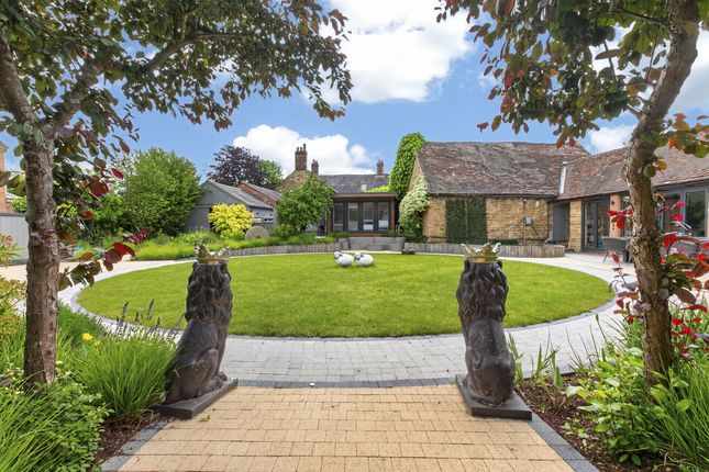 3 bed property, in The Orchard, £1,000,000
