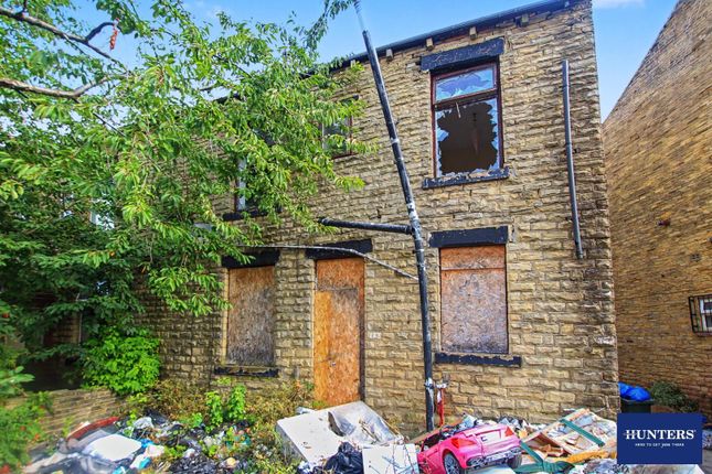 2 bed property, in Rochester Street Bradford BD3, £30,000