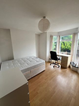 6 bed property, in Gwydr Crescent, £285,000