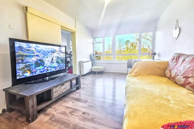 1 bed property, in Cedars Court, £200,000
