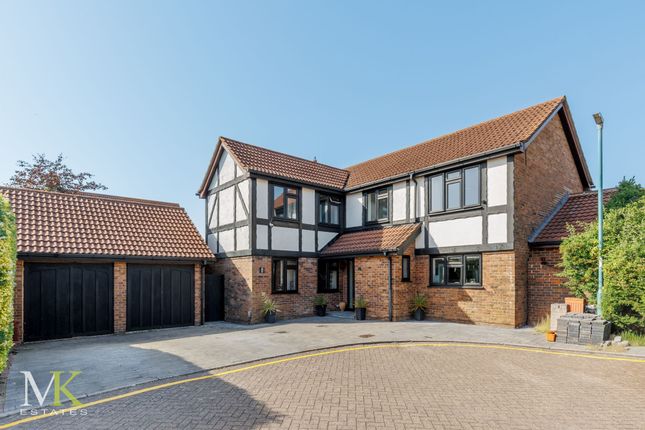5 bed property, in Wynter Close, £825,000