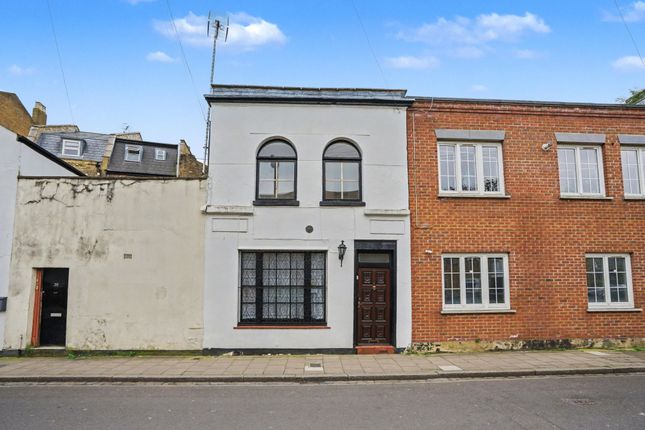 2 bed property, in New Park Road, £270,000