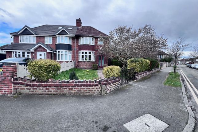 3 bed property, in Wilnecote Grove, £295,000