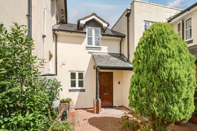 2 bed property, in Lodge Drive, £220,500