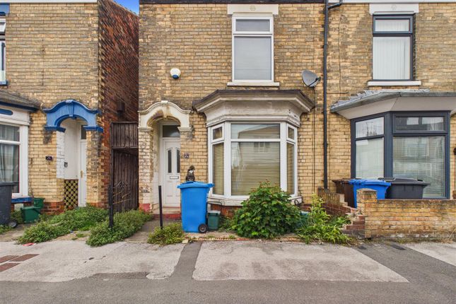 2 bed property, in Perth Street, £90,000