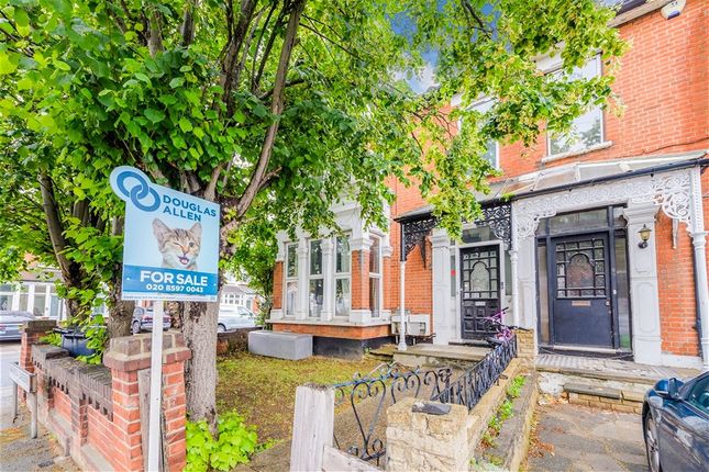 2 bed property, in Warwick Gardens, £280,000