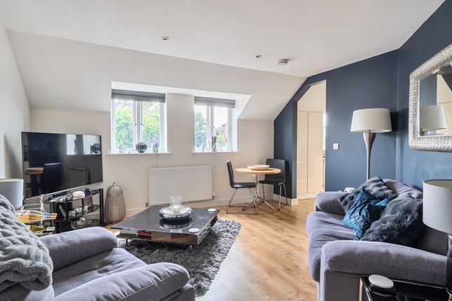 2 bed property, in Culvers Road, £240,000