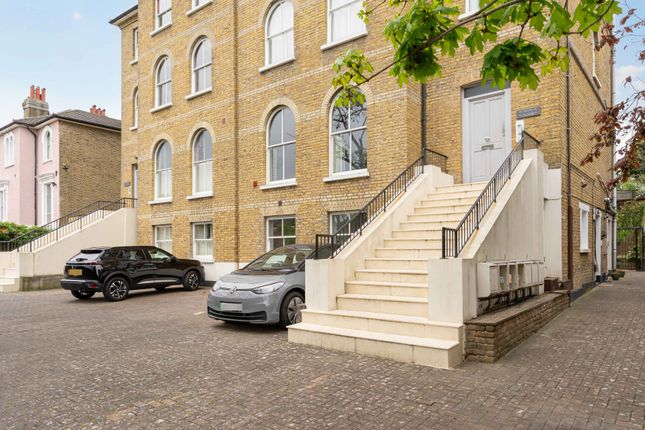 2 bed property, in Lancaster Avenue, £495,000